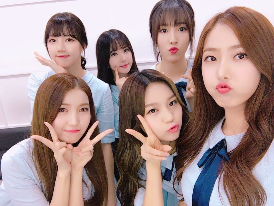 GFRDofficial's tweet photo. #여자친구 #GFRIEND 맑은 날에도 흐린 날에도 무지개가 뜨는 날에도🌈 #여름비 들으면서 행복한 하루 보내요🎶 오늘의 #리본친구🎀 여름비 무대는 #뮤직뱅크 에서 만나요! 📺👀 https://t.co/GRaeF1QDBi