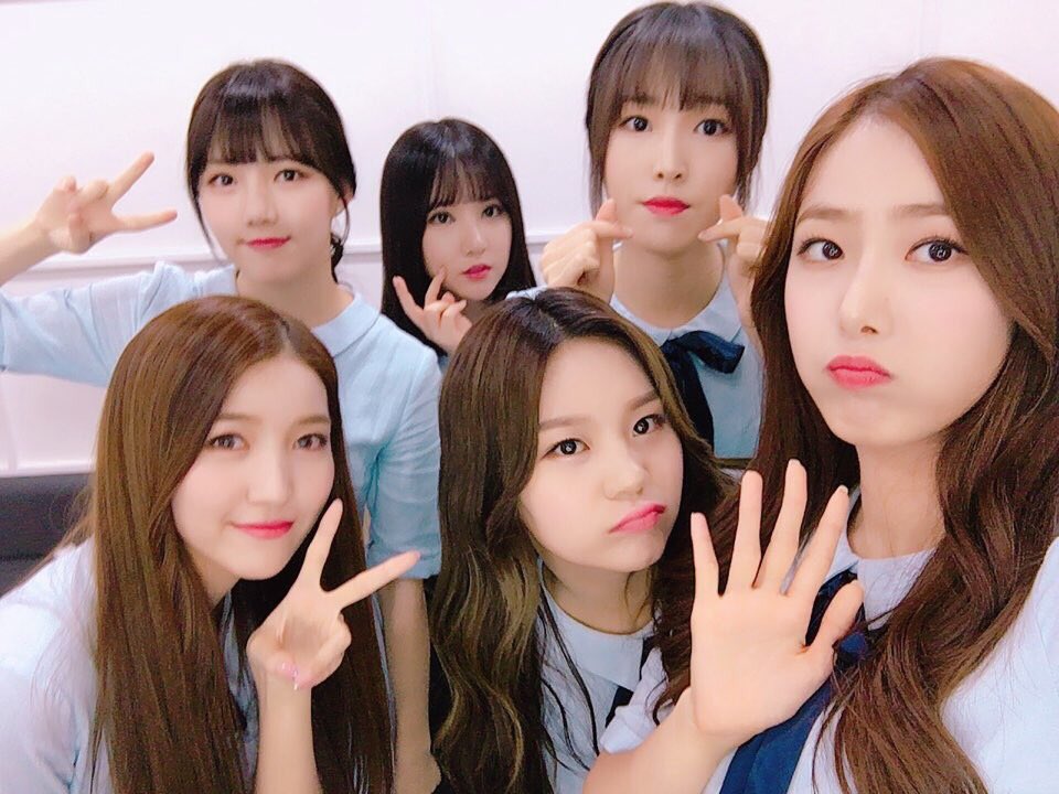 GFRDofficial's tweet photo. #여자친구 #GFRIEND 맑은 날에도 흐린 날에도 무지개가 뜨는 날에도🌈 #여름비 들으면서 행복한 하루 보내요🎶 오늘의 #리본친구🎀 여름비 무대는 #뮤직뱅크 에서 만나요! 📺👀 https://t.co/GRaeF1QDBi
