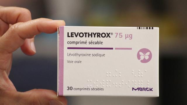 RisWorld's tweet photo. L'ancien Levothyrox sera "accessible" dans 15 jrs, des médicaments alternatifs disponibles "dans 1mois" https://t.co/kHLG1ajPtD #Levothyrox https://t.co/Htx8ifJcKJ