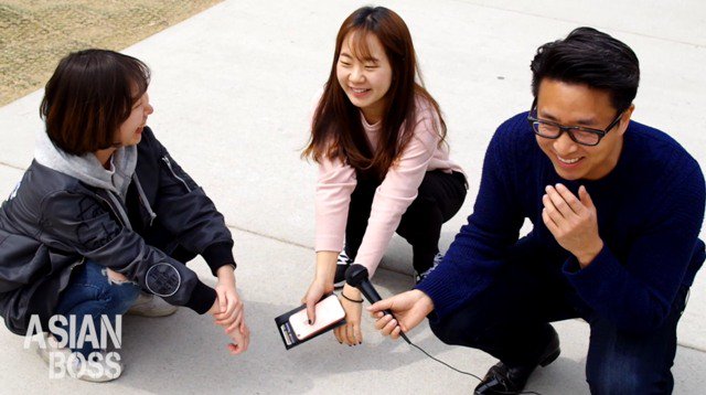 If you live in Korea or plan to travel around other Asian countries, you may have to learn this pose to survive.
goo.gl/A8HLMR