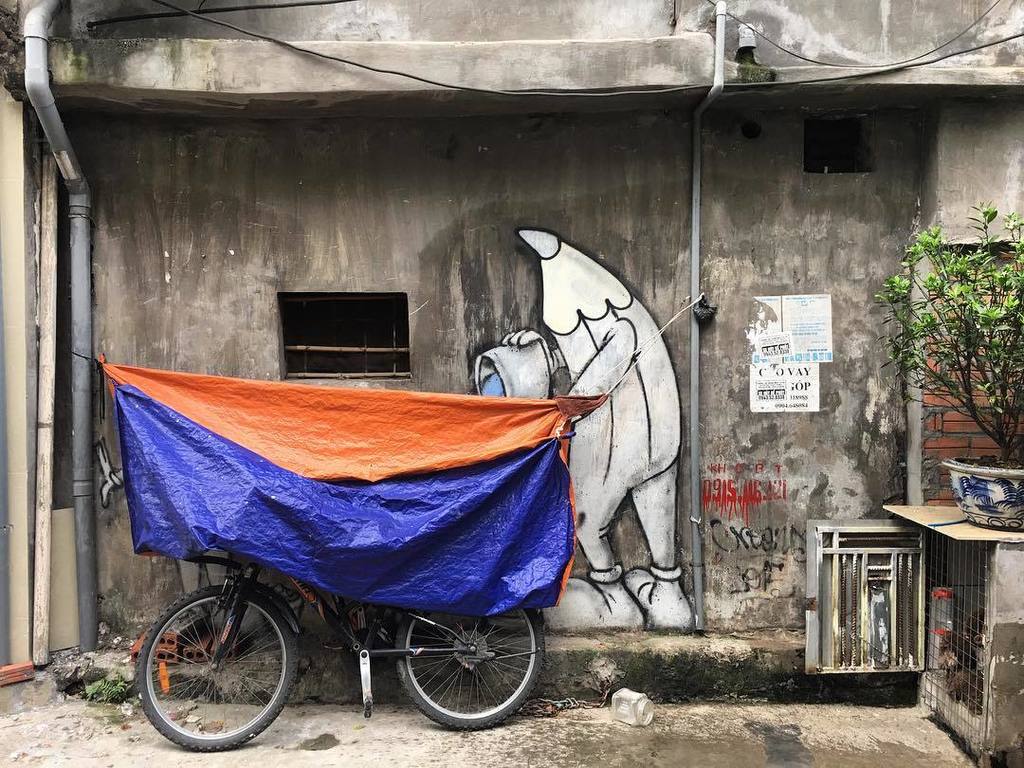 Streets of Hanoi, near the railway tack. ▫️📷 2017 ▫️#hanoi #vietnam #streetart #streetphotography #urbanexploration
