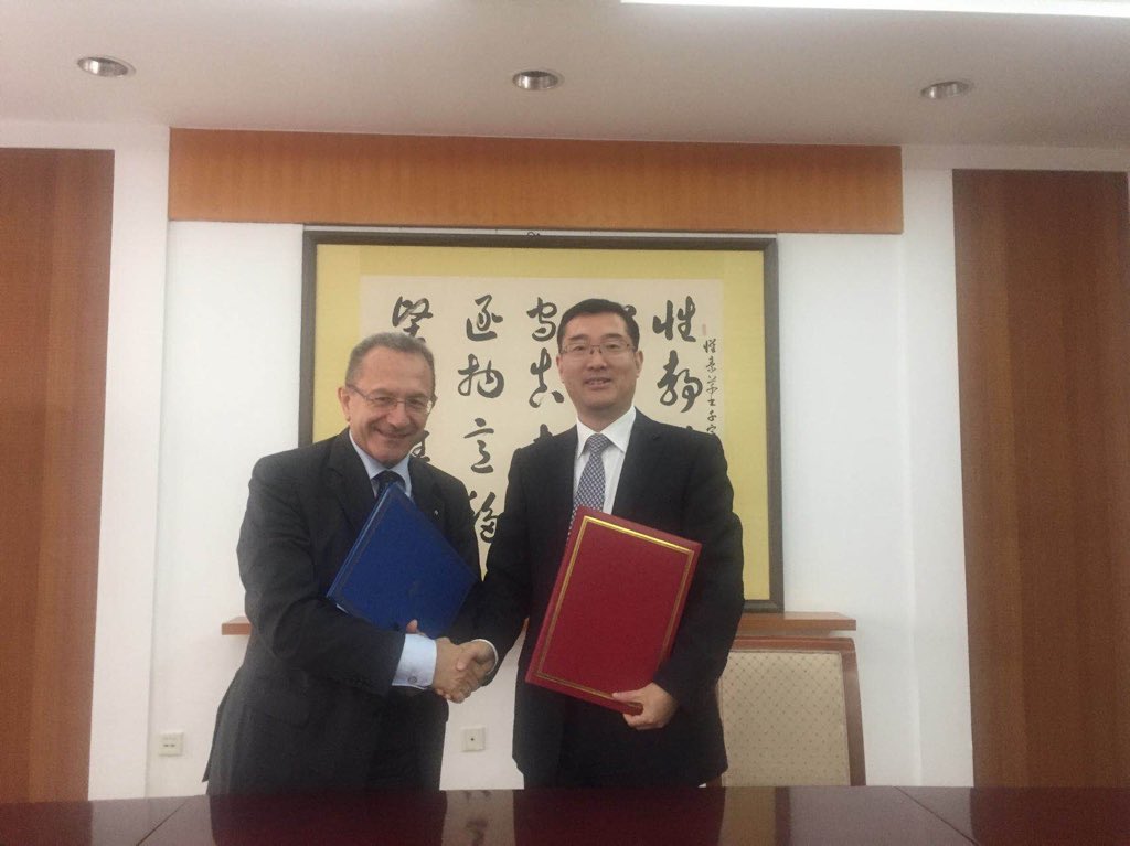 ItalyinChina's tweet photo. DG Ruocco sigla con il suo omologo il protocollo per export fertilizzanti 🇮🇹 verso 🇨🇳 https://t.co/S0EAc328J4