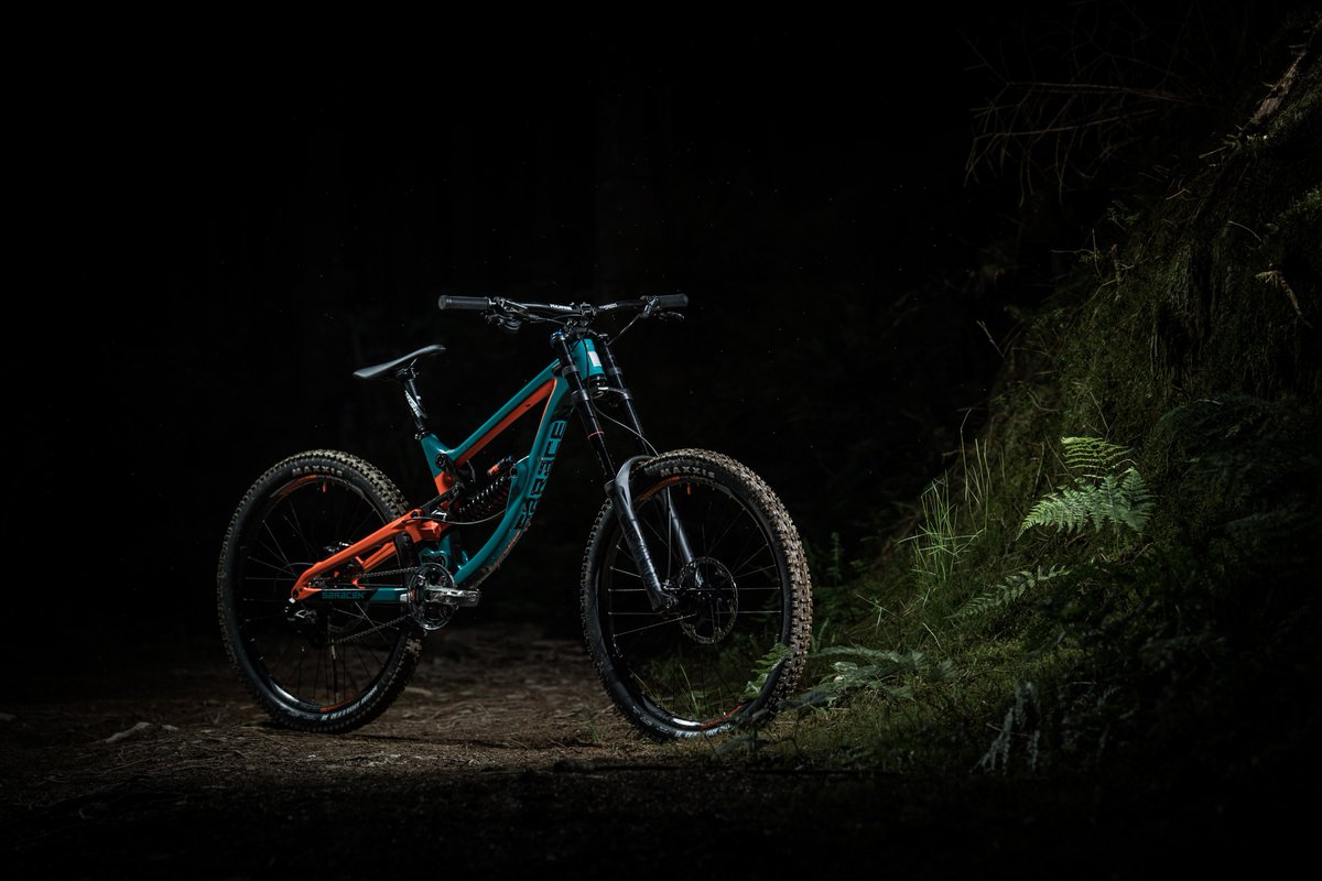 Loving the look of the new Myst Team and Pro for 2018 from <a href="/SaracenBikes/">Saracen Bikes</a> 👌

saracen.co.uk/bikes/mountain…