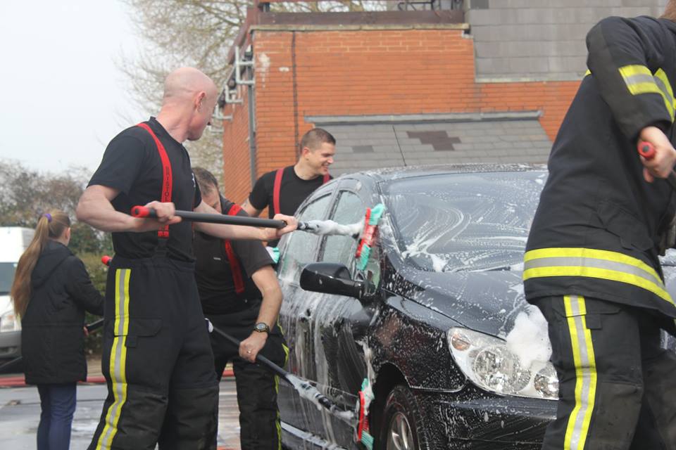 DSFireUpdates's tweet image. Firefighters will be washing cars this Saturday at #Plympton #Sidmouth #SouthMolton #Street #Tavistock #Teignmouth shar.es/1V11hd