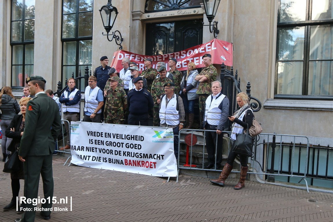 regio15's tweet photo. Defensiepersoneel blokkeert de ingang van het Ministerie van Defensie aan het #Plein #DenHaag ivm de bezuinigingen en ontbreken CAO. https://t.co/PKDLqVesCz