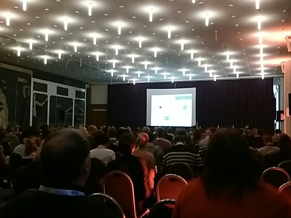GOopleidingen's tweet photo. Volle zaal bij een presentatie over leuke nuttige #apps voor #informatieprofessionals tijdens #IaZ2017 https://t.co/MUsxLGfQHM