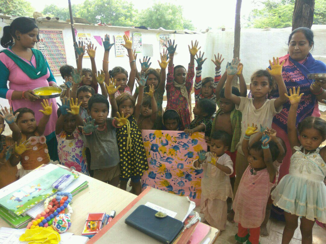 DileepNarwaria's tweet photo. #ECCE के माध्यम से गरीब बच्चों के जीवन में रंग भरने का एक #eccecoordinator का सार्थक प्रयास।
@CMMadhyaPradesh @ChitnisArchana @MinistryWCD https://t.co/Nwu2Tbs6qI