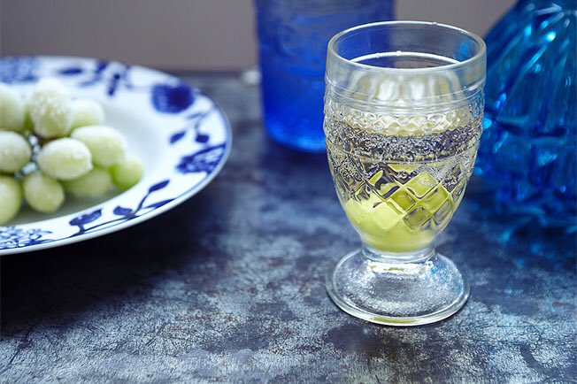 O bom dia de hoje é pra quem já colocou o cacho de uva Thompson no congelador pra usar como gelo no vinho branco no fim do dia. 😂💙 Bom dia!