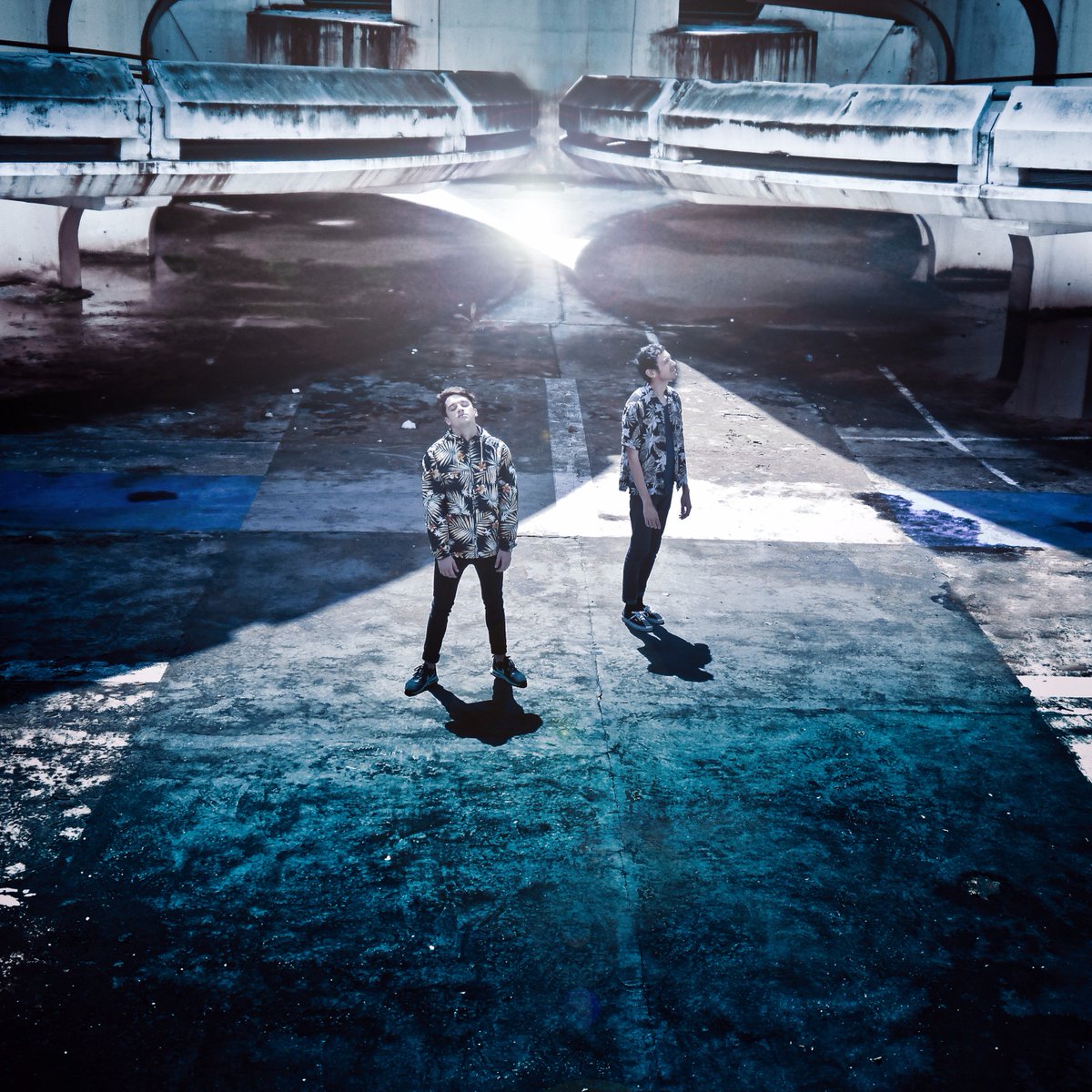 Les amis, notre premier ep "CIRCLES" sort aujourd'hui, 6 morceaux qui résument bien l'année assez folle qu'on vient de passer. One love ⭕⭕