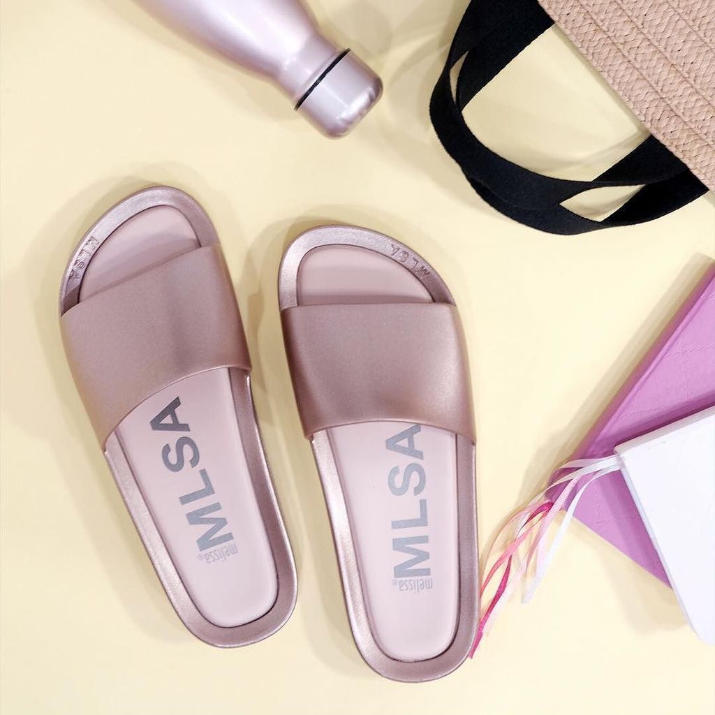 Melissa_PH's tweet photo. Try on these pink metal #slides as your weekend color theme. #MelissaPH #MelissaBeachSlide #FlyGrl https://t.co/rAiYRyRpjJ