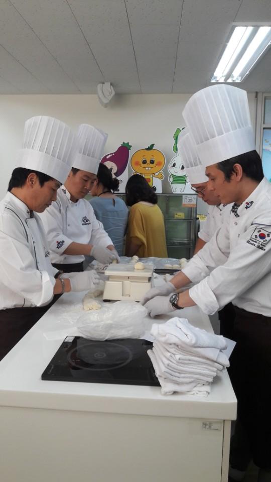 zerocans's tweet image. #성남시. 식품안전과. #성남시어린이급식관리지원센터에서 어린이급식소 조리종사자대상으로 위생교육과 더불어 (사)대한제과협회성남시지부와 함께하는 건강빵 굽기 교실을 운영했어요. 어린이 건강과 식생활개선에 앞장서고 계신 선생님들  힘내세요.