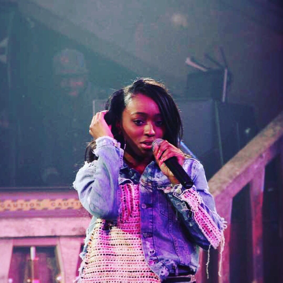 Lahrelmusic's tweet photo. Performing in Beijing #oufahmusic #laurellontour #fansonstage #omiarmy #musiclife https://t.co/WEb1boOpxf