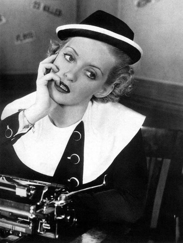 PhotosHistos's tweet photo. Bette Davis 1935 #histoire #cinema https://t.co/1wyboDqD3N