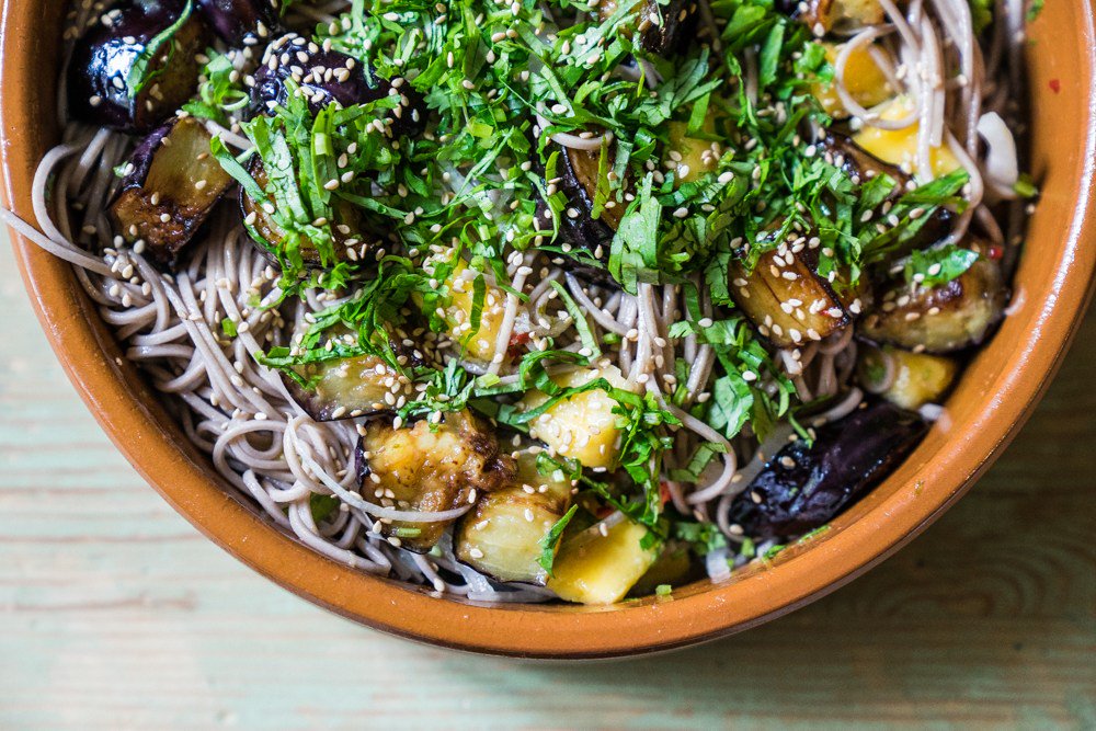 Matfrosseri's tweet image. Sobanudlar, mango och aubergine (till minne av sommaren) matfrosseri.se/recept/sobanud…