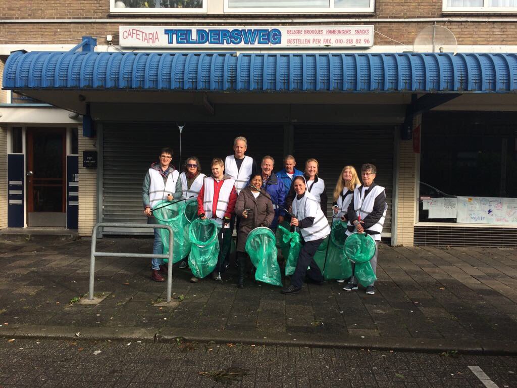 smdejong1981's tweet photo. Ambtenaren en bewoners maakten vanmorgen samen #Schiebroek zuid schoon: 89 kilo zwerfvuil! #KICD010 #goedbezigrotterdam #KeepItCleanDay2017 https://t.co/fAZucSUwWw