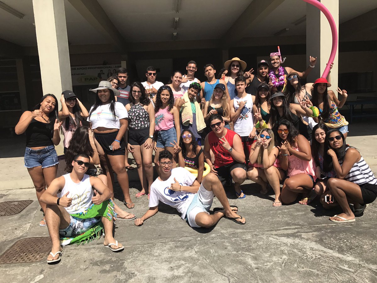 gabievaz's tweet photo. Ai que vontade ir pra praia... já passou #sextatematica #terceirao #Rio40graus https://t.co/vvTaHGoKHU
