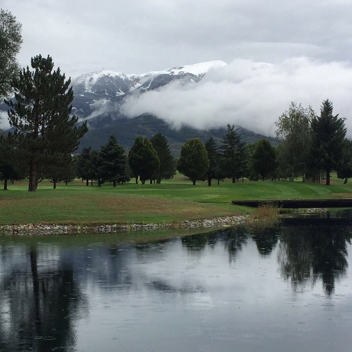 Hoy el día nos ha dejado algunas vistas inolvidables. Lluvia... nieve... y reflejos con aire ya de otoño 😲 #golfcatalunya