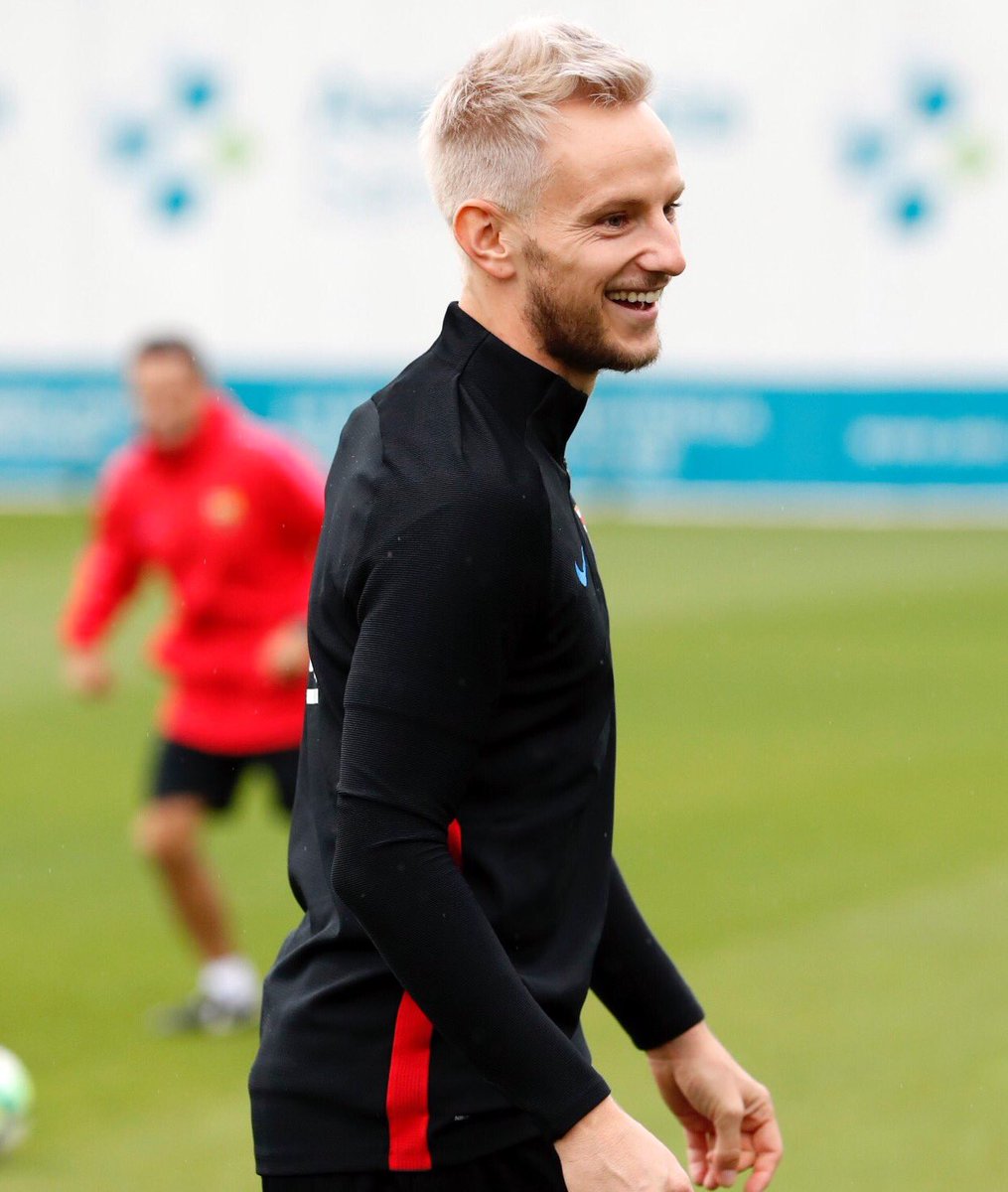ivanrakitic's tweet photo. New look 💇‍♂️😄 Preparados para intentar sumar otros 3 puntos mañana #ForçaBarça 🔵🔴 https://t.co/Z5hkHJyerQ