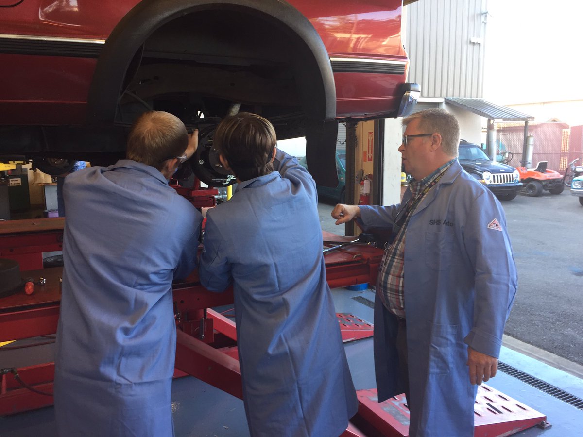 Bates Technical HS (@batestechhigh) on Twitter photo High school students at Sumner High School learn about repairing brakes from <a href="/BatesTechnical/">Bates Tech College</a> instructor, John McDonald High school students at Sumner High School learn about repairing brakes from <a href="/BatesTechnical/">Bates Tech College</a> instructor, John McDonald