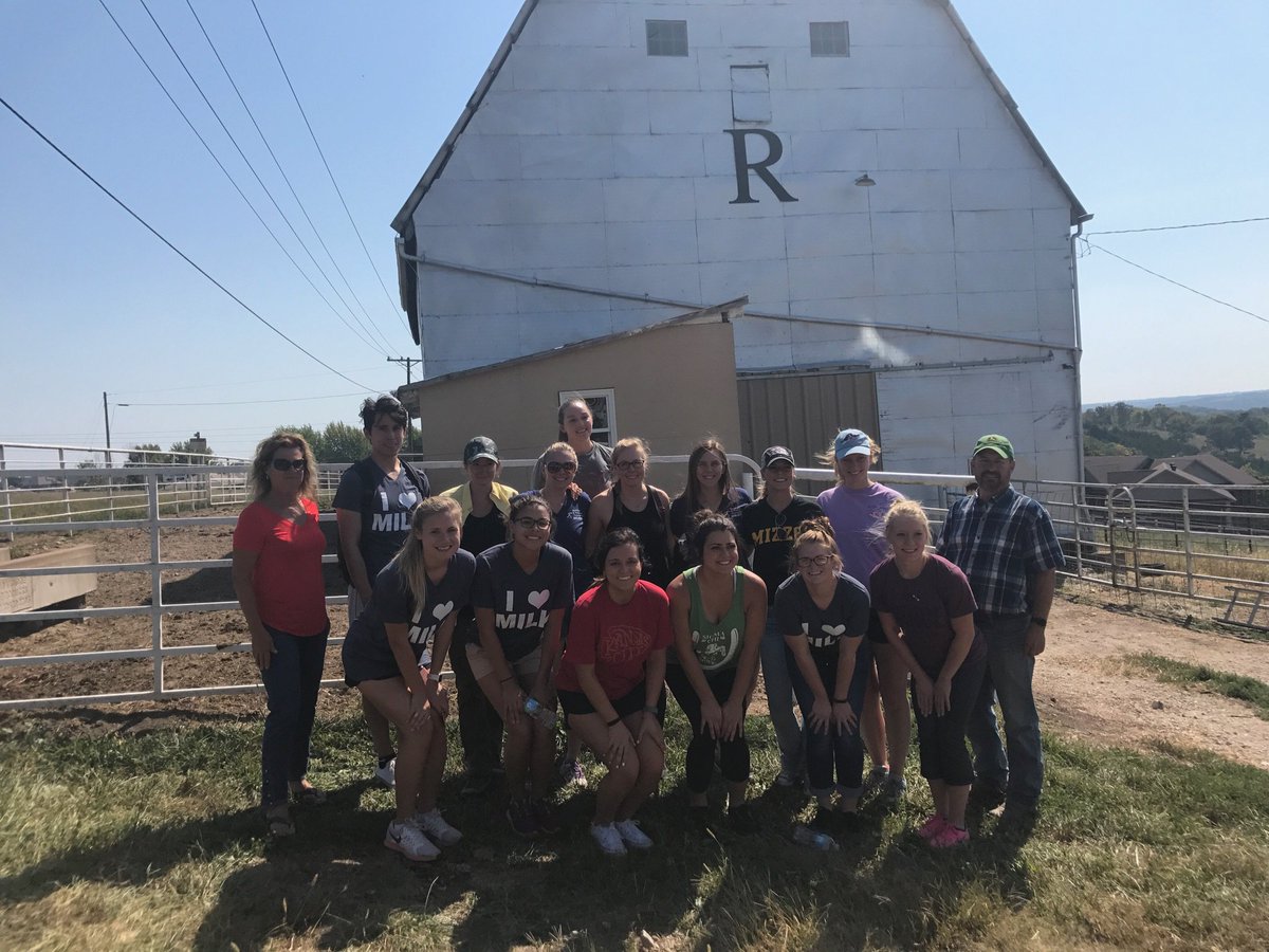 jcmackeyrd's tweet photo. @MizzouHES dietetic interns visited a beef and dairy farm today. #milkislocal #knowyourfood @MidwestDairy https://t.co/o4qQCjvOIg