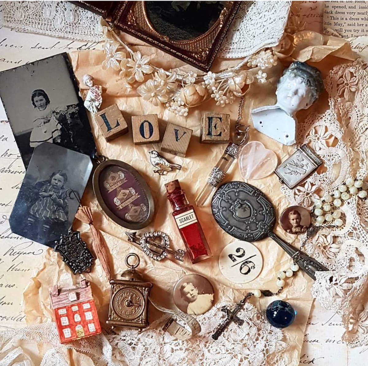 RareRadish's tweet photo. Friday I'm in love.  Curious collection of curios on my desk.
#curatorofbeauty https://t.co/4Ey4kJbymm