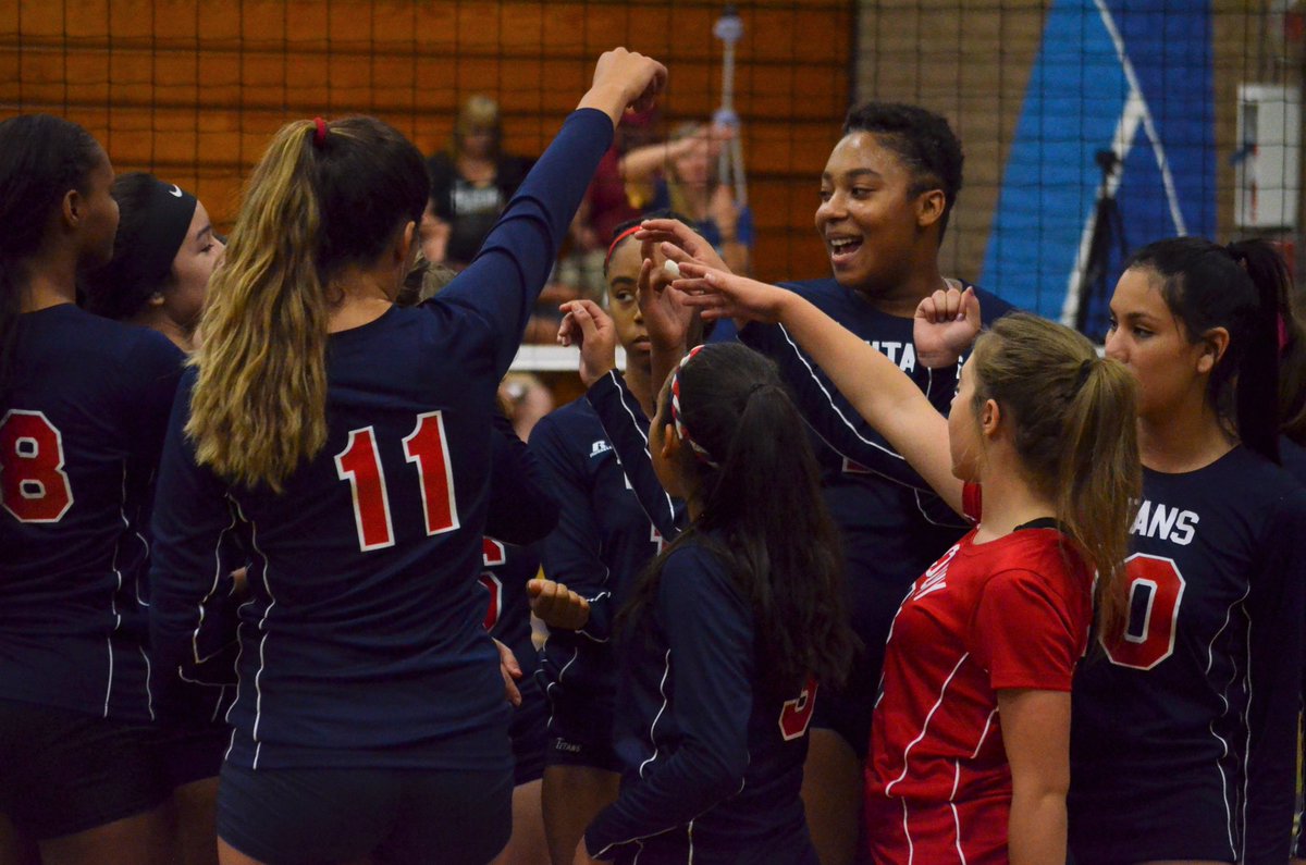 maesksks's tweet photo. 5,000 RTs and my coach said that he will let me set😅Please help me out‼️🏐 https://t.co/2hXvZw1SW9