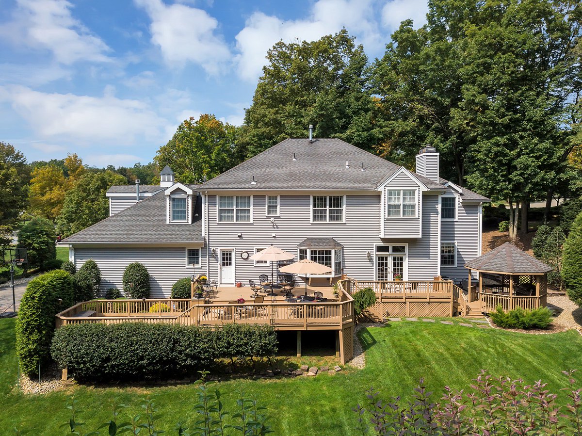 NJHomeScene's tweet image. HOT! Get a 1-day jump on this EXCEPTIONAL #RandolphNJ Home LOTS of PICS &amp;amp; Floor Plans ow.ly/e9TY30fbEWr #ShongumLake #RicklandEstates