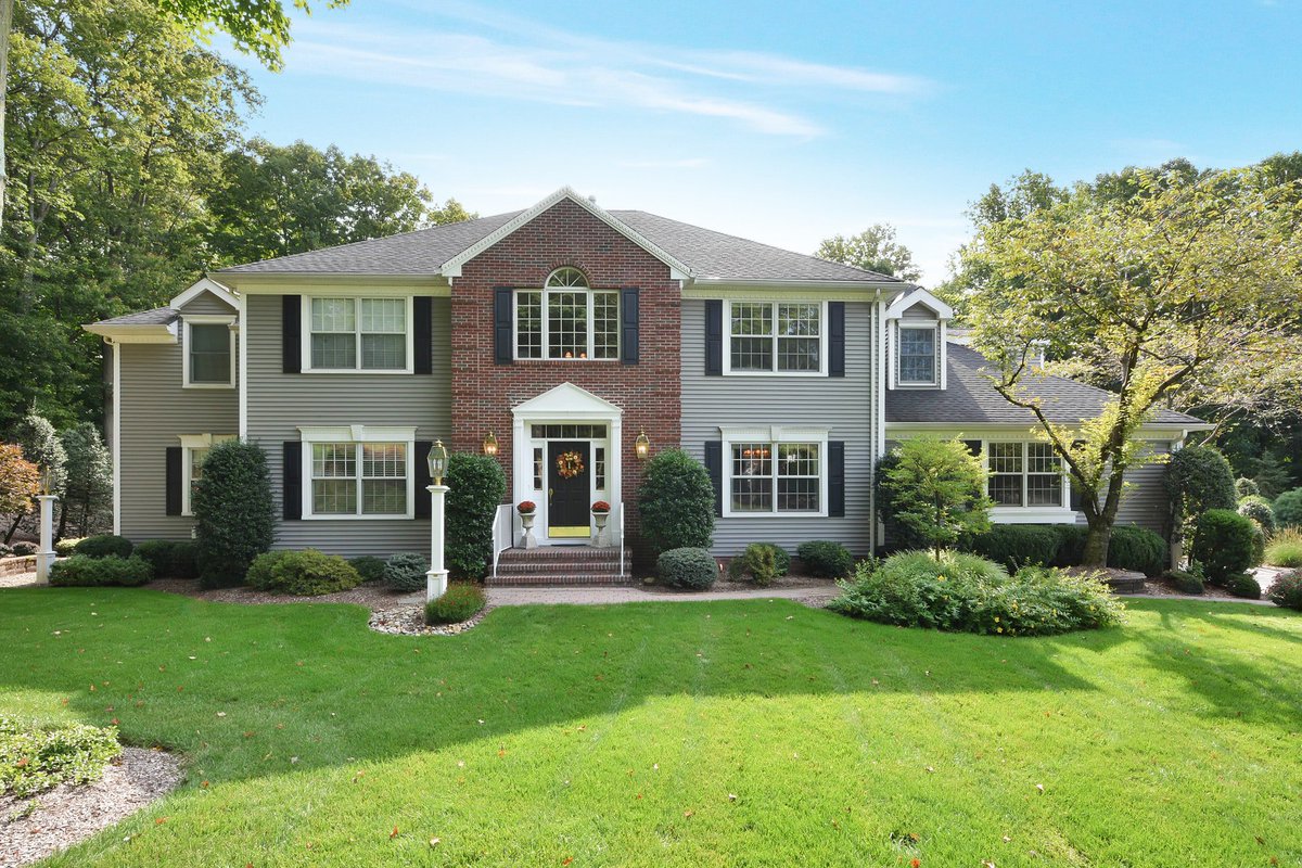 NJHomeScene's tweet image. HOT! Get a 1-day jump on this EXCEPTIONAL #RandolphNJ Home LOTS of PICS &amp;amp; Floor Plans ow.ly/e9TY30fbEWr #ShongumLake #RicklandEstates
