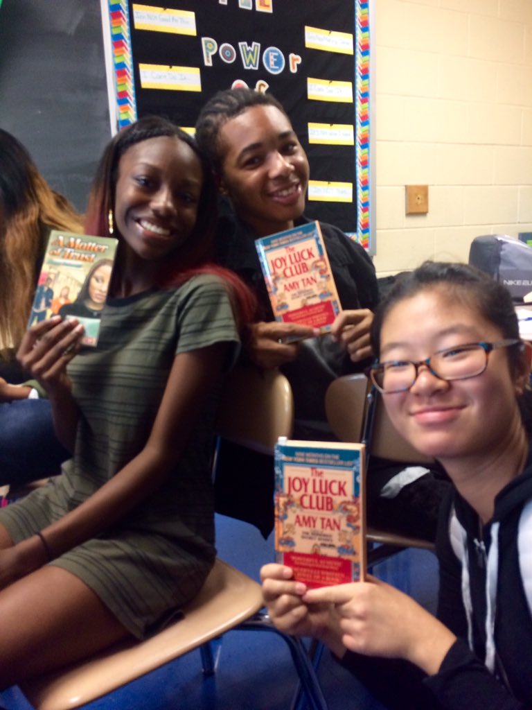 NewTownEnglish's tweet photo. Student choice in reading materials at New Town in Ms. Conway's English 11! #literacy #wholenovelsapproach #engagedinreading #welovebooks! https://t.co/Mx1MbNnFVR