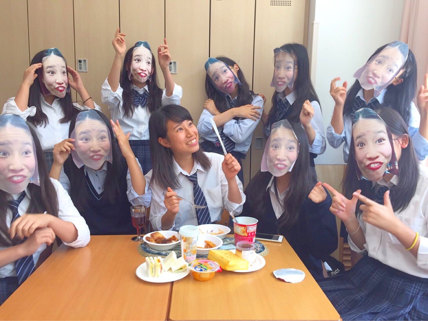 توییتر ﾐﾄ در توییتر 昨日は誕生日のメッセージほんとにありがとうございました 朝学校来たらお面つけてお出迎えされて朝食 サプライズしてくれて お昼のとき弁当空で笑ってたら昼食サプライズもしてくれてほんとに最高の友達持ちました こんなに面白くて大好き