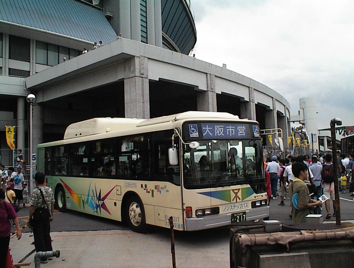 え ぃ ば る 17年のスルッとkansaiバスまつりは台風接近 のため中止が決まりましたが ここで16年前の01年9月15日にドーム横の大阪市バス九条車庫跡で開催された第一回バスまつりの様子をご覧ください