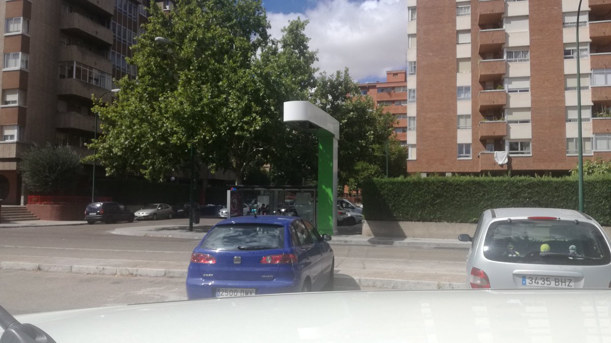 Arturopdelucia's tweet photo. Hoy, en #Valladolid con @Remourban_EU: 8.350€ para #vehículoeléctrico + cargador y 1.500€ por cargador público, y viendo Pantógrafo de e-bus https://t.co/bp326ZAa2R