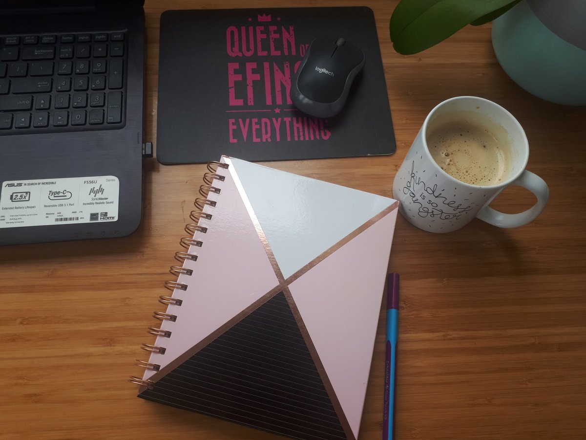 meg_bosman's tweet photo. Cramming in a quick hour of studying before the weekend vibes hit! #AdvancedSocialMedia #SocialMediaMarketing https://t.co/4pZFv0ewxP