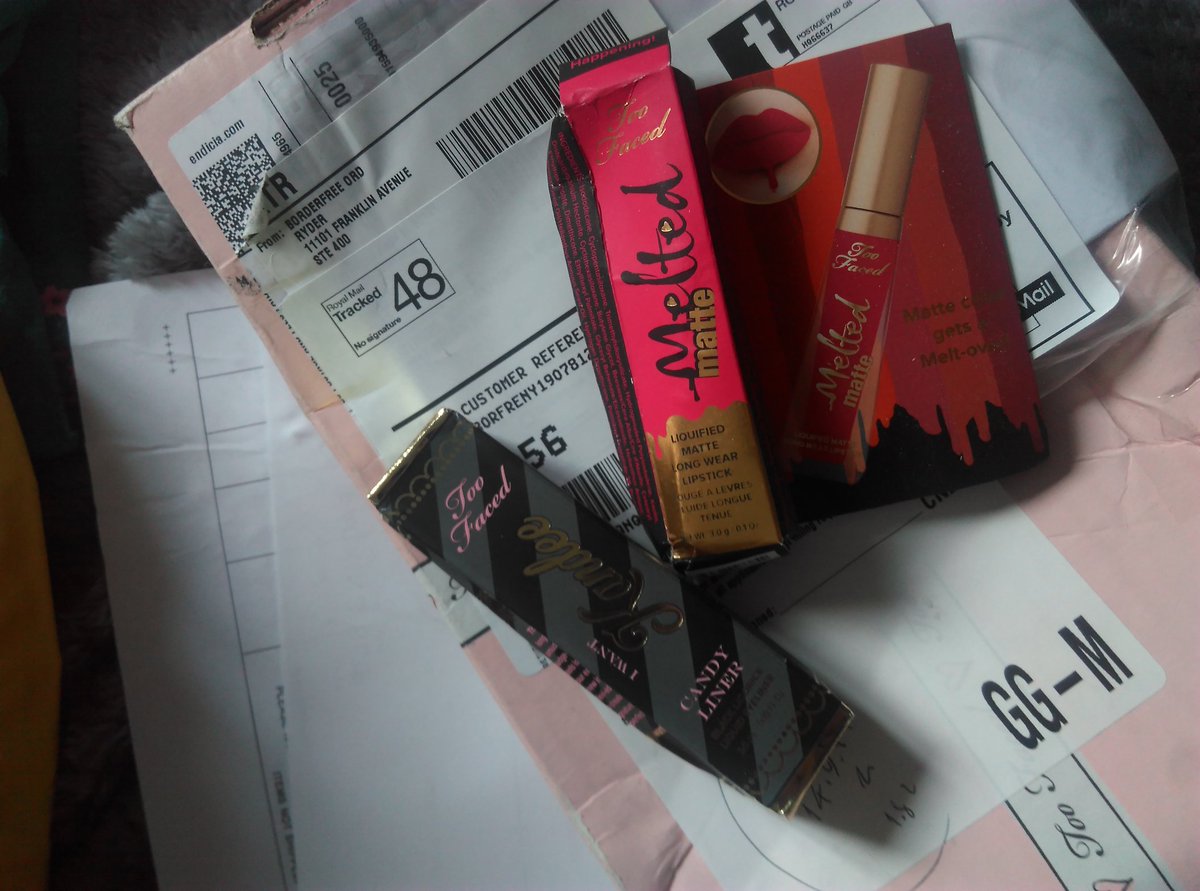 _charl0tte's tweet photo. @TooFaced @RoyalMail my order has arrived crushed and damaged 😓 https://t.co/p2TxGnUc4A