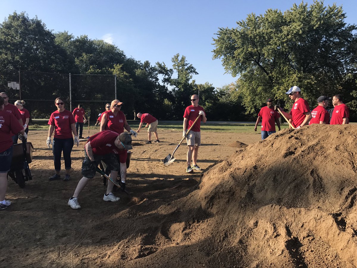 AnnaCarrera317's tweet image. There's a lot of red at Watkin's Park for @IU_Health #DaysOfService - 1,200 people volunteering around Indianapolis today! @WTHRcom