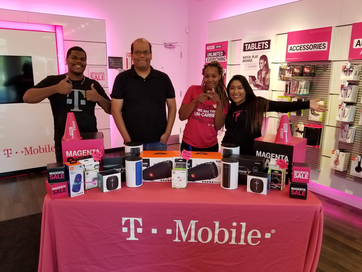Note 8 Launch!!! 1st customer walking out Happy!!! <a href="/WirelessVision/">Wireless Vision</a> <a href="/thatsammori/">Saber Ammori</a> <a href="/JohnLegere/">John Legere</a> <a href="/WvWildWest/">WV Great Lakes Region</a> <a href="/QuinnMcConnell3/">Quinn McConnell</a> @chris_tmobile