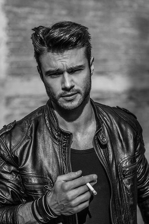 weareblackmill's tweet photo. Estudios revelan que con campera de cuero, el macho tiene un 100% más de facha.
*el estudio se realizó entre las vendedoras de BlackMill 😝 https://t.co/V0duQsxYgl