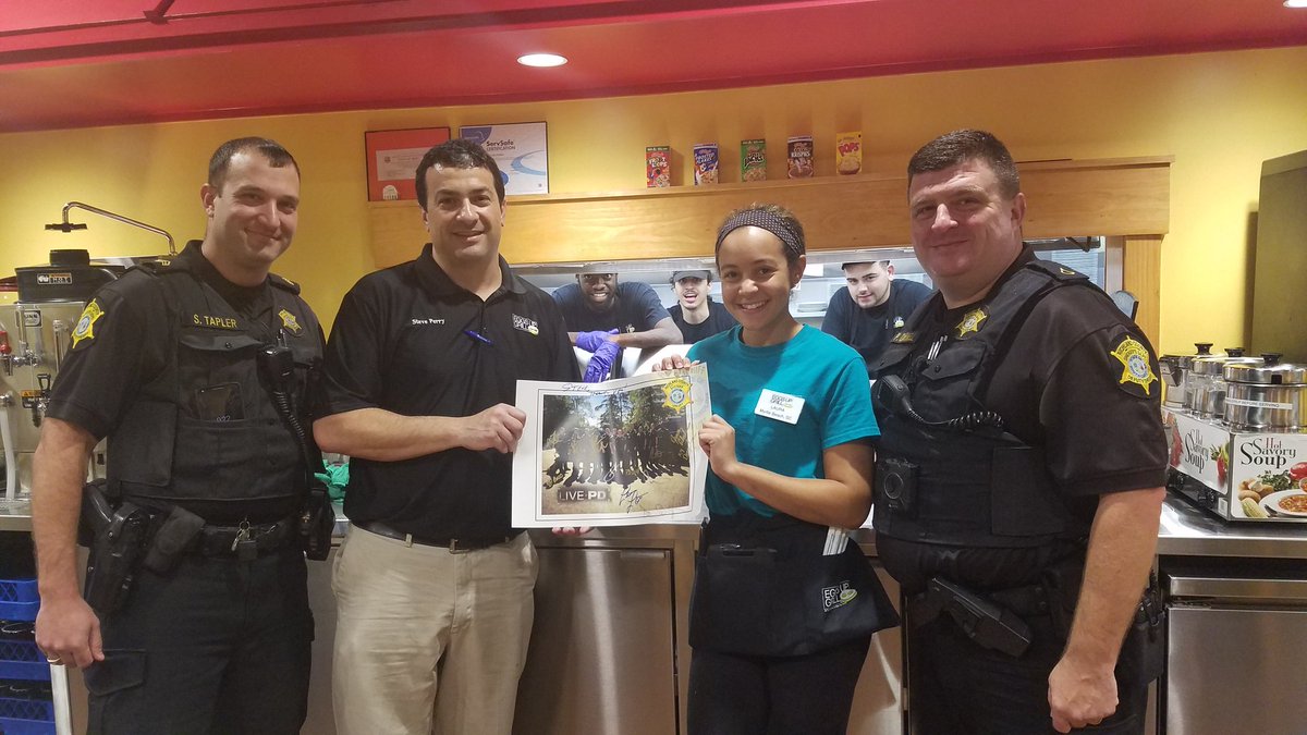 pdarnell1754's tweet photo. Took a poster to Steve and Laura at Eggs Up Grill with @SgtStevenTapler this am. Great breakfast!! @RCSD #LivePD https://t.co/l9xQhkh1Wo