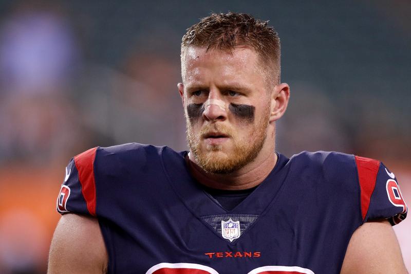 BleacherReport's tweet photo. J.J. Watt said his finger was "pretty messed up" after the #TNF win over the Bengals, per @sarahbarshop https://t.co/dZVeB9uxY1 https://t.co/GXpl6Fs223