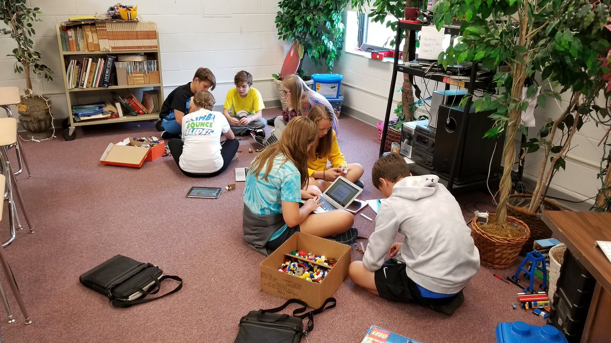WHasko35's tweet photo. History and @LEGO_Group providing #collaboration #CriticalThinking and #constructionofknowledge
@jeffdieken #hudsonschools #hudleaders https://t.co/4dyhlBdVdc