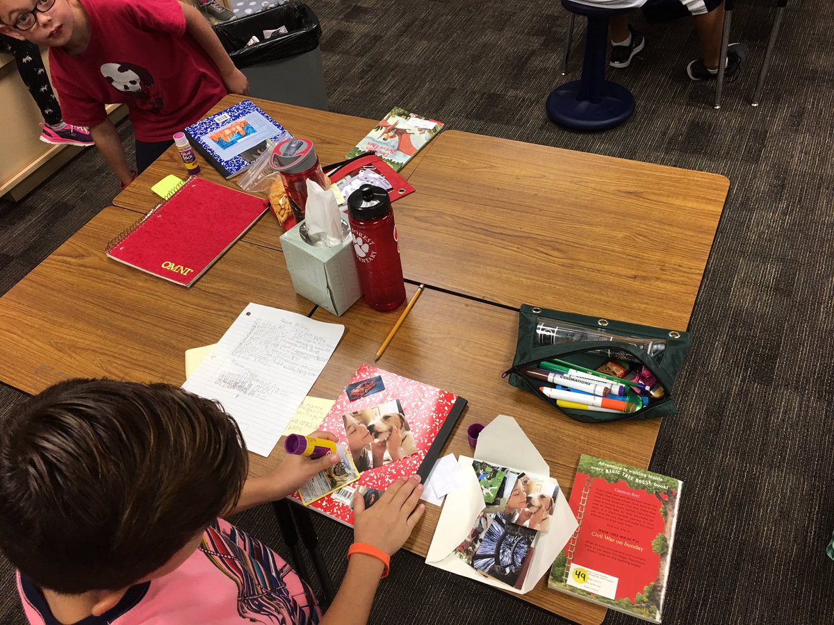 monteiro_pfe's tweet image. Decorating our smash journals!  #pineforest3rd