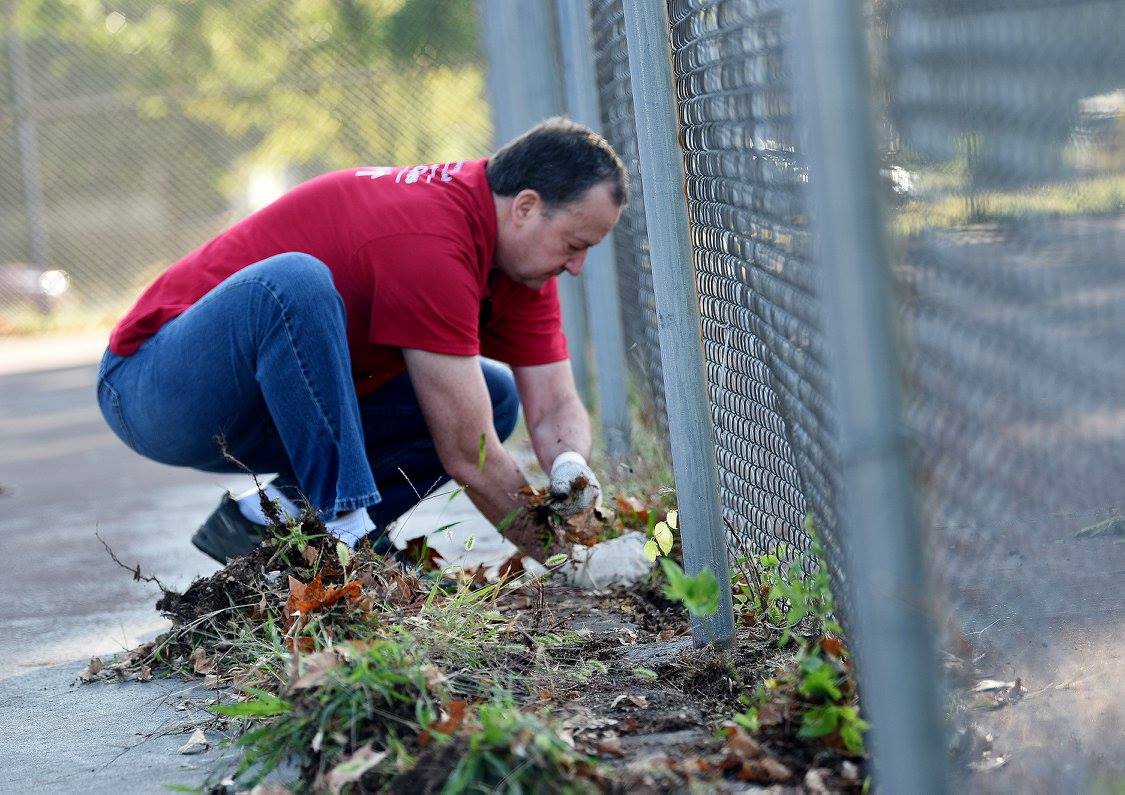 IU_Health's tweet image. Our team came together to give their time &amp;amp; talents on community projects in Indy for the 2017 #DaysOfService. More: iuh.me/2ycwOfl