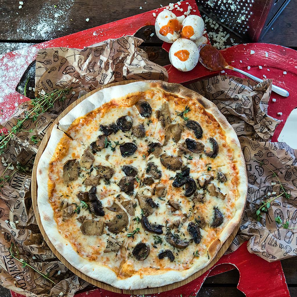 Çocukluğumuzun yeşil yanı, akşam üstü güzelleri Ninja Kaplumbağalar'ın pizza aşkıyla büyüdük diyebiliriz. 
Şimdiden afiyet olsun😎