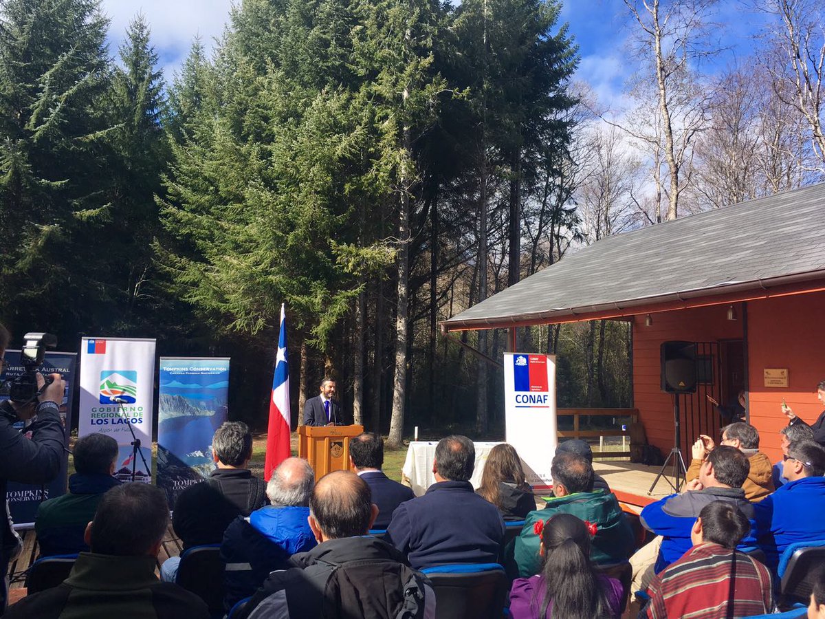 En estos momentos se realiza firma de convenio de colaboración entre gobierno regional de Los Lagos y Fundación Pumalín #rutadelosparques