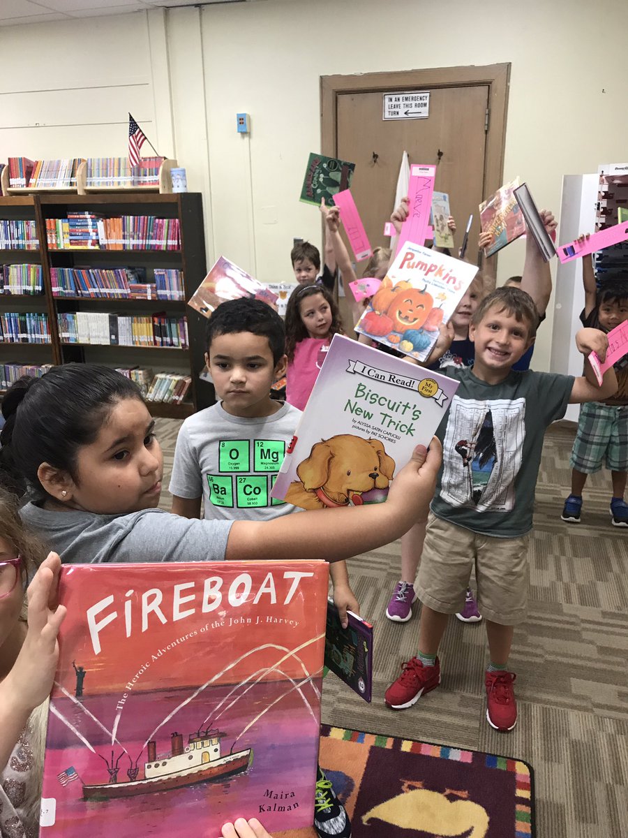 patriciaeyer's tweet image. @WOSnews #mrskuhnWOS students are selecting and borrowing their first book of the 2017-2018 school year! 📗📕📙📘📒