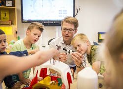 VO_nieuws's tweet photo. Staatssecretaris Dekker opent Week tegen Pesten https://t.co/T4VEg8mjCC #voortgezetonderwijs #VO #nieuws https://t.co/bKDtPNDISc
