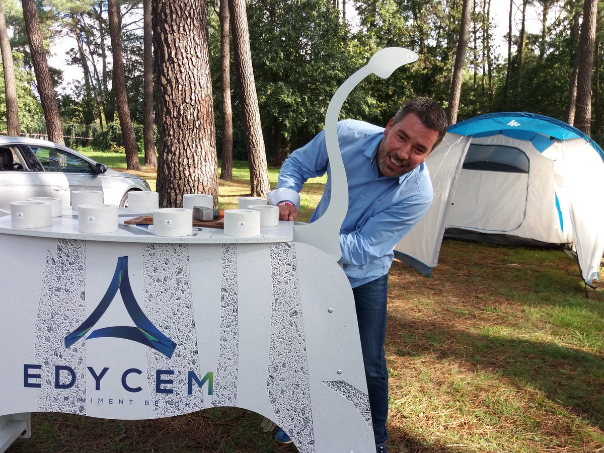 BreillatEstelle's tweet photo. #team @Edycem_Beton et sa vachette Lady'cem sont installés https://t.co/BpDhlJ5MHC