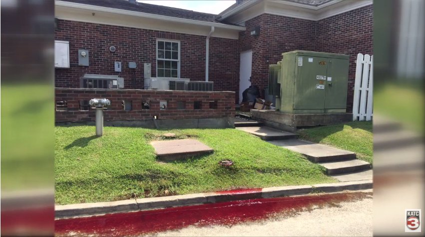 In Louisiana, blood flowed out of the street due to faulty equipment at the funeral bureau DJxjnfrW0AAh_tm