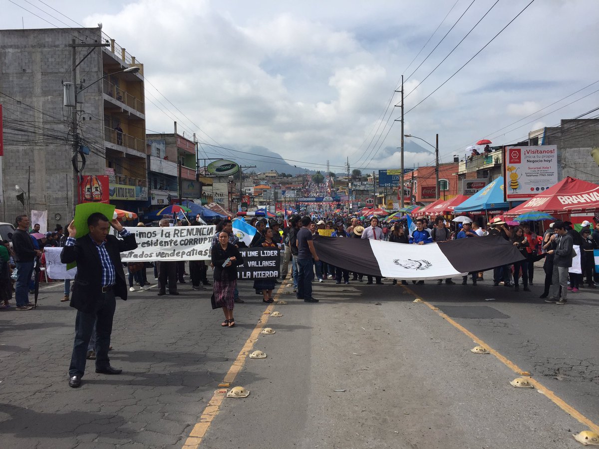 Quetzaltenango 
#MarchaDeLaDignidad
El pueblo presidente NO TIENE PRESIDENTE
Y sí, sacamos la #BanderaNegra de #ReginaJoséGalindo