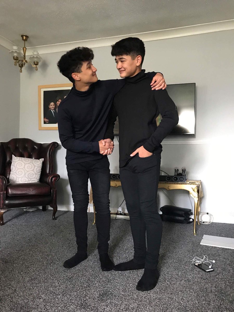 SeanMD17's tweet photo. Mum got my wee brothers to pose like this in their new clothes ahahahah https://t.co/QWEx9A5cXL